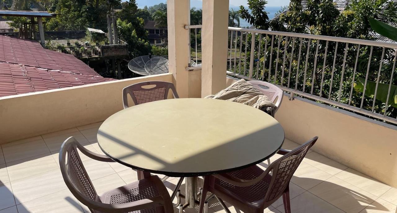 Valencia Homestay Redpartner Parapat Ngoại thất bức ảnh